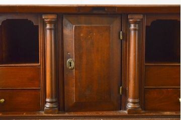 イギリスアンティーク　マホガニー材　凝ったつくりの取っ手がクラシカルな雰囲気を高めるライティングビューロー(チェスト、ワークデスク、在宅ワーク用デスク、在宅用、机、引き出し)(R-063350)