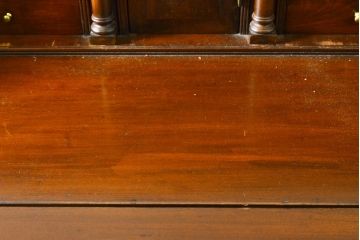 イギリスアンティーク　マホガニー材　凝ったつくりの取っ手がクラシカルな雰囲気を高めるライティングビューロー(チェスト、ワークデスク、在宅ワーク用デスク、在宅用、机、引き出し)(R-063350)