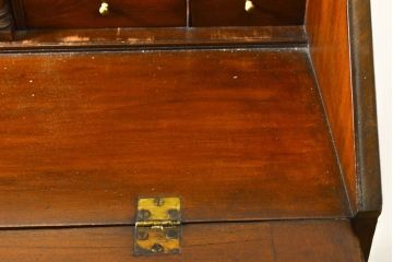 イギリスアンティーク　マホガニー材　凝ったつくりの取っ手がクラシカルな雰囲気を高めるライティングビューロー(チェスト、ワークデスク、在宅ワーク用デスク、在宅用、机、引き出し)(R-063350)