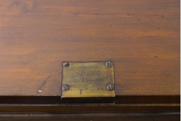 イギリスアンティーク　マホガニー材　凝ったつくりの取っ手がクラシカルな雰囲気を高めるライティングビューロー(チェスト、ワークデスク、在宅ワーク用デスク、在宅用、机、引き出し)(R-063350)
