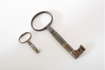 イギリスアンティーク　マホガニー材　凝ったつくりの取っ手がクラシカルな雰囲気を高めるライティングビューロー(チェスト、ワークデスク、在宅ワーク用デスク、在宅用、机、引き出し)(R-063350)