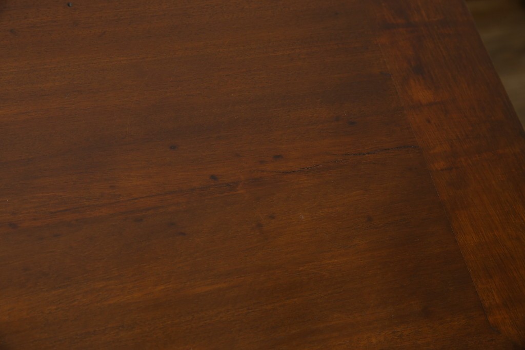 イギリスアンティーク　マホガニー材　凝ったつくりの取っ手がクラシカルな雰囲気を高めるライティングビューロー　(R-063350)