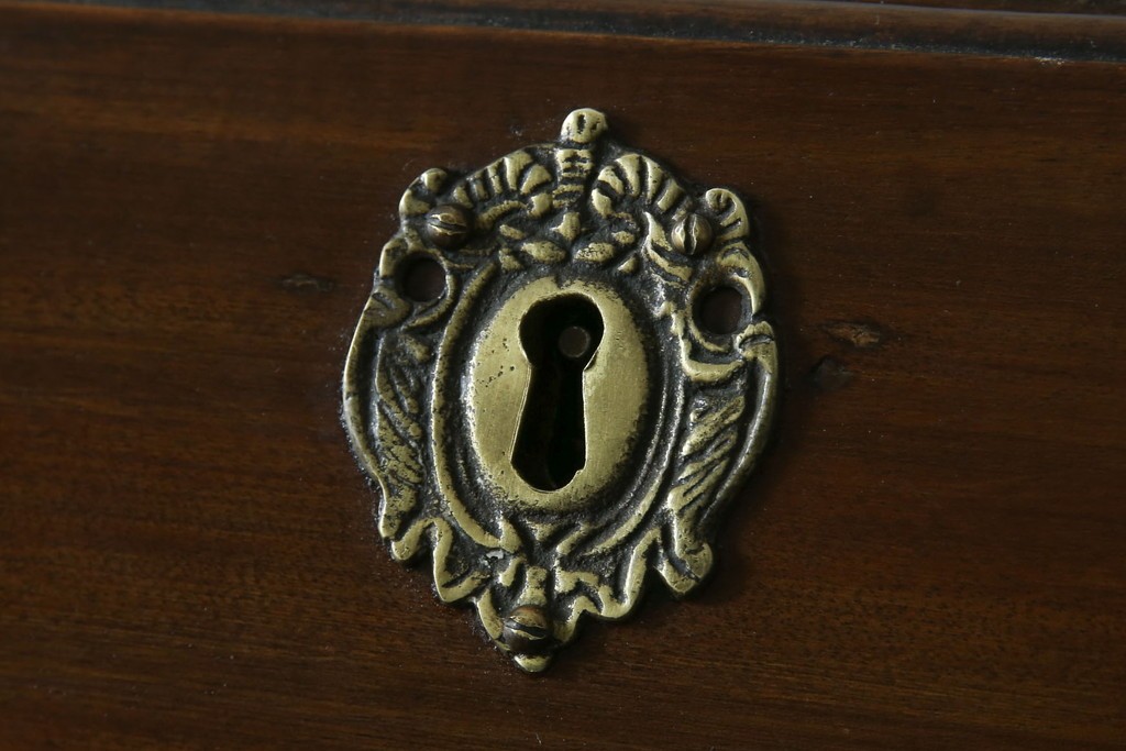 イギリスアンティーク　マホガニー材　凝ったつくりの取っ手がクラシカルな雰囲気を高めるライティングビューロー　(R-063350)