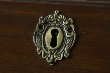 イギリスアンティーク　マホガニー材　凝ったつくりの取っ手がクラシカルな雰囲気を高めるライティングビューロー　(R-063350)