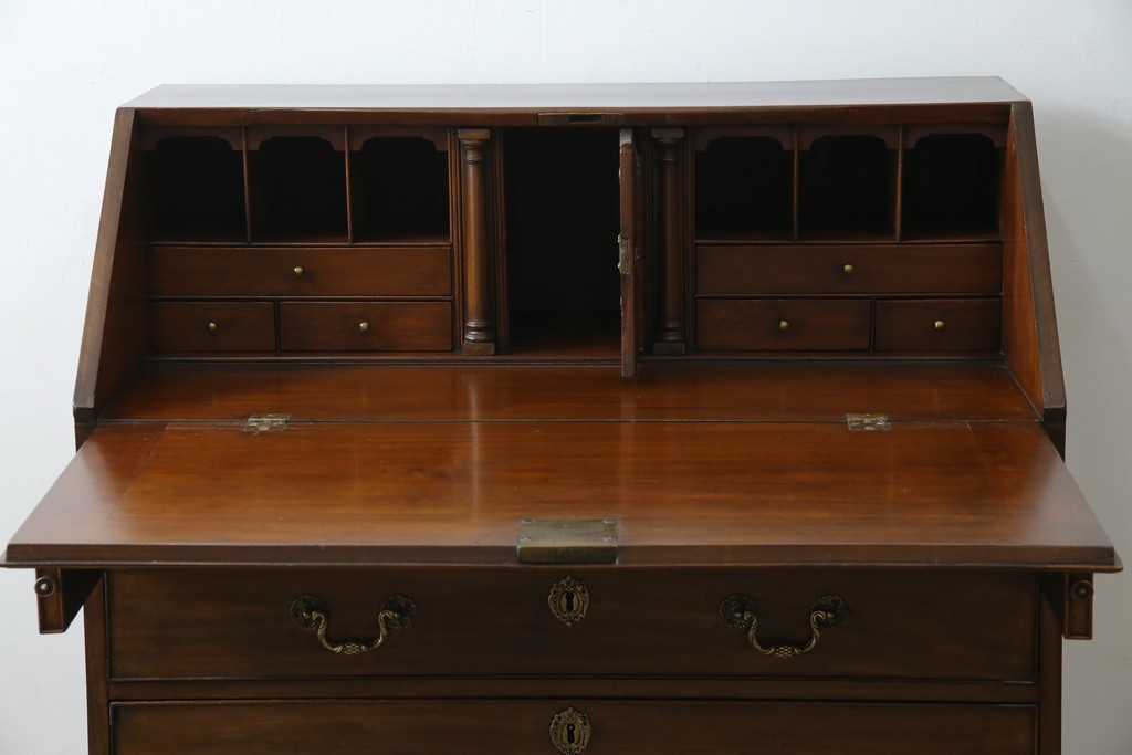 イギリスアンティーク　マホガニー材　凝ったつくりの取っ手がクラシカルな雰囲気を高めるライティングビューロー　(R-063350)