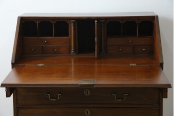 イギリスアンティーク　マホガニー材　凝ったつくりの取っ手がクラシカルな雰囲気を高めるライティングビューロー　(R-063350)