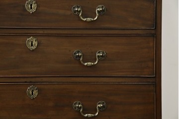 イギリスアンティーク　マホガニー材　凝ったつくりの取っ手がクラシカルな雰囲気を高めるライティングビューロー　(R-063350)