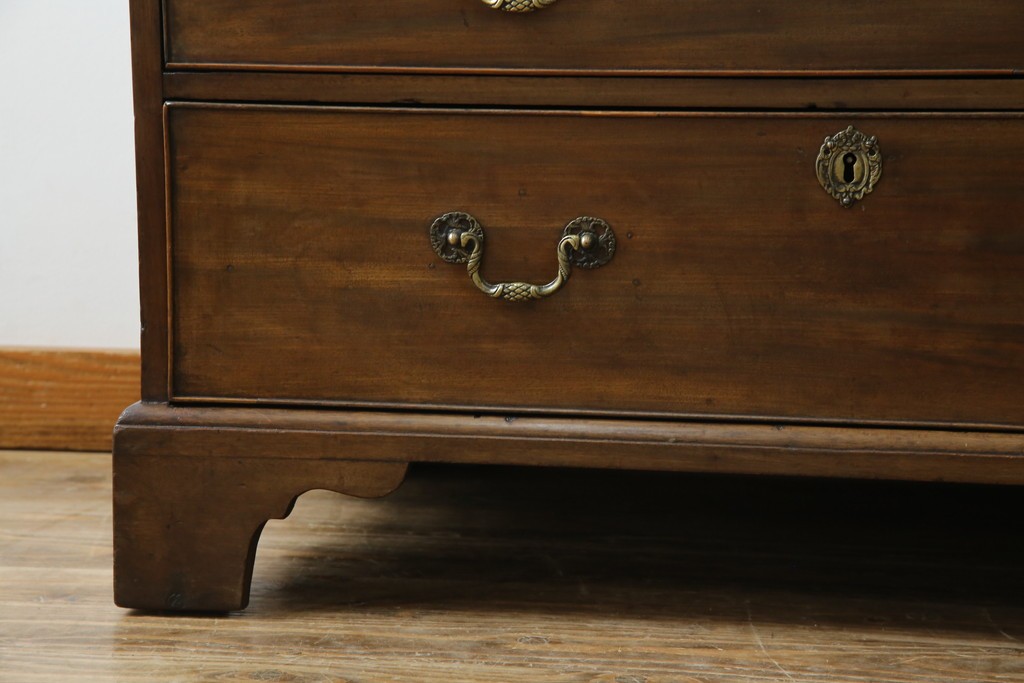 イギリスアンティーク　マホガニー材　凝ったつくりの取っ手がクラシカルな雰囲気を高めるライティングビューロー　(R-063350)