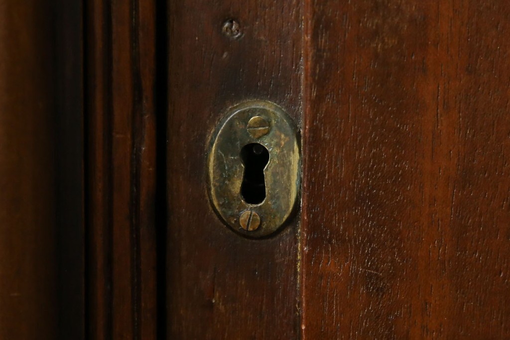 イギリスアンティーク　マホガニー材　凝ったつくりの取っ手がクラシカルな雰囲気を高めるライティングビューロー　(R-063350)