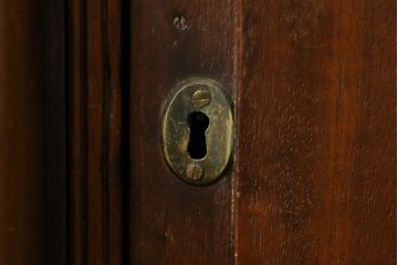 イギリスアンティーク　マホガニー材　凝ったつくりの取っ手がクラシカルな雰囲気を高めるライティングビューロー　(R-063350)