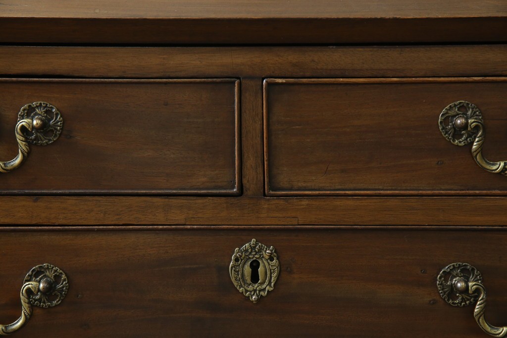 イギリスアンティーク　マホガニー材　凝ったつくりの取っ手がクラシカルな雰囲気を高めるライティングビューロー　(R-063350)