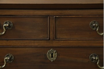 イギリスアンティーク　マホガニー材　凝ったつくりの取っ手がクラシカルな雰囲気を高めるライティングビューロー　(R-063350)