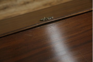 イギリスアンティーク　マホガニー材　凝ったつくりの取っ手がクラシカルな雰囲気を高めるライティングビューロー　(R-063350)