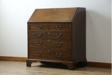 イギリスアンティーク　マホガニー材　凝ったつくりの取っ手がクラシカルな雰囲気を高めるライティングビューロー　(R-063350)