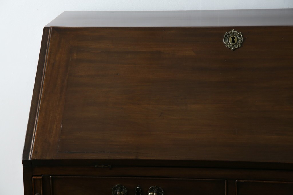 イギリスアンティーク　マホガニー材　凝ったつくりの取っ手がクラシカルな雰囲気を高めるライティングビューロー　(R-063350)