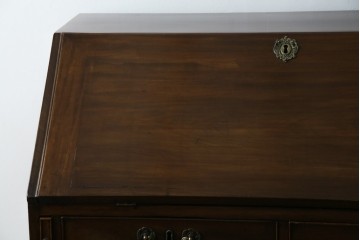 イギリスアンティーク　マホガニー材　凝ったつくりの取っ手がクラシカルな雰囲気を高めるライティングビューロー　(R-063350)