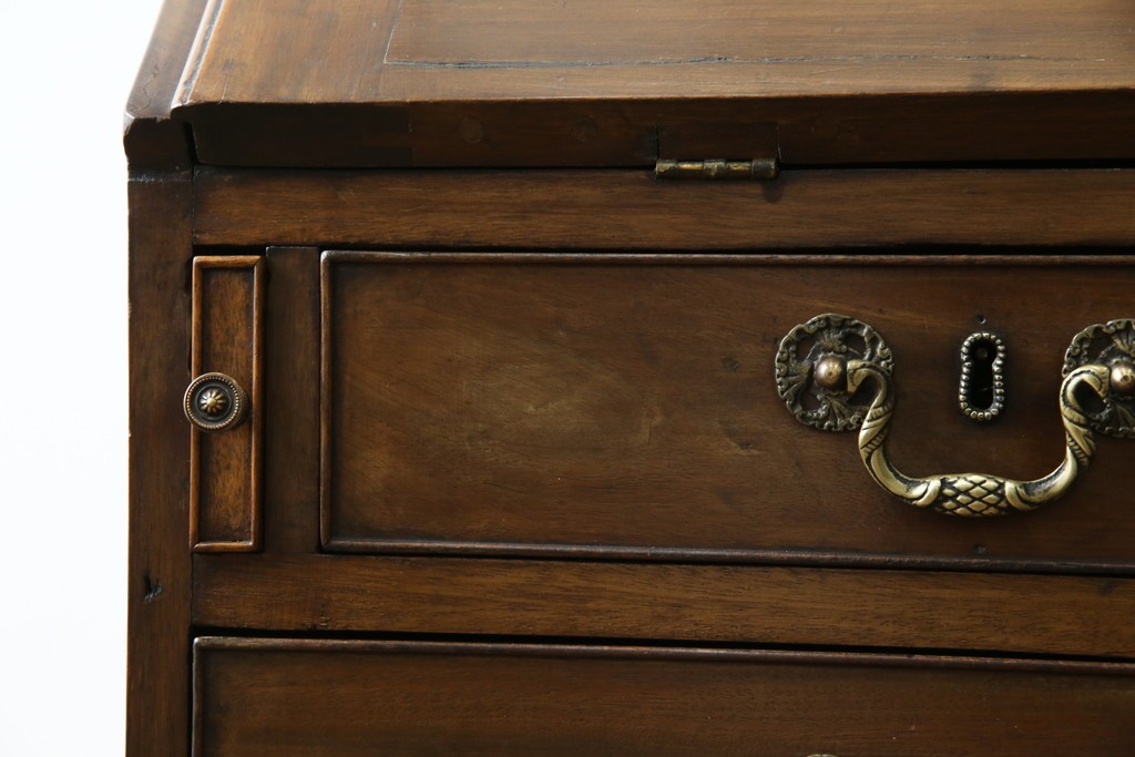 イギリスアンティーク　マホガニー材　凝ったつくりの取っ手がクラシカルな雰囲気を高めるライティングビューロー　(R-063350)