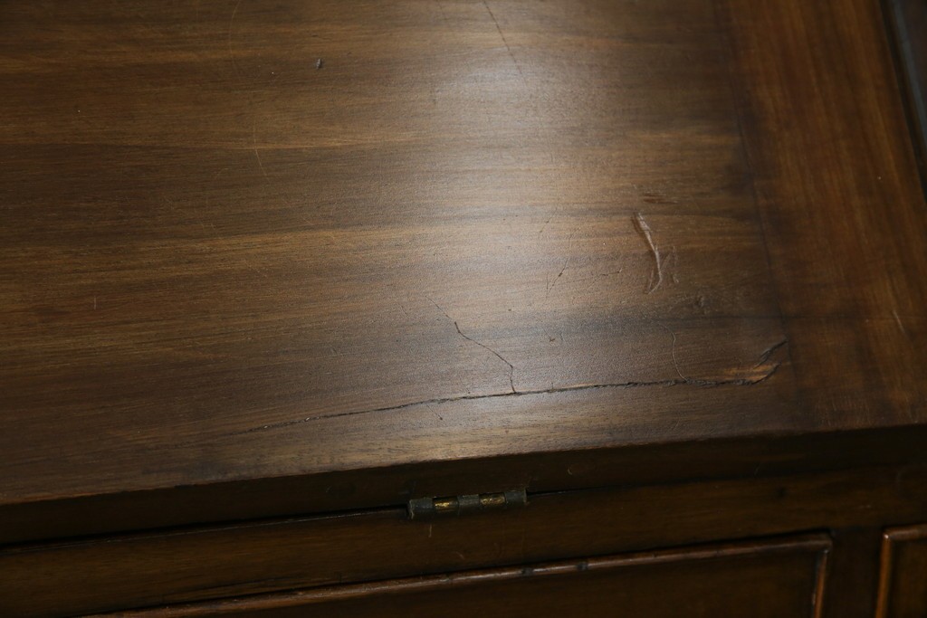 イギリスアンティーク　マホガニー材　凝ったつくりの取っ手がクラシカルな雰囲気を高めるライティングビューロー　(R-063350)