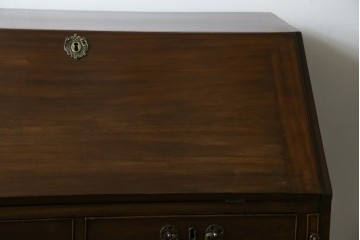 イギリスアンティーク　マホガニー材　凝ったつくりの取っ手がクラシカルな雰囲気を高めるライティングビューロー　(R-063350)