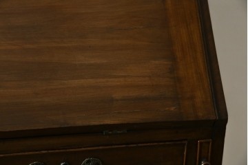 イギリスアンティーク　マホガニー材　凝ったつくりの取っ手がクラシカルな雰囲気を高めるライティングビューロー　(R-063350)