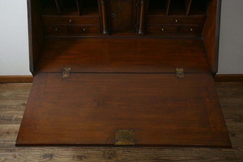 イギリスアンティーク　マホガニー材　凝ったつくりの取っ手がクラシカルな雰囲気を高めるライティングビューロー　(R-063350)