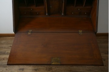 イギリスアンティーク　マホガニー材　凝ったつくりの取っ手がクラシカルな雰囲気を高めるライティングビューロー　(R-063350)