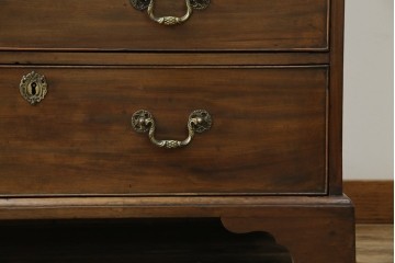 イギリスアンティーク　マホガニー材　凝ったつくりの取っ手がクラシカルな雰囲気を高めるライティングビューロー　(R-063350)