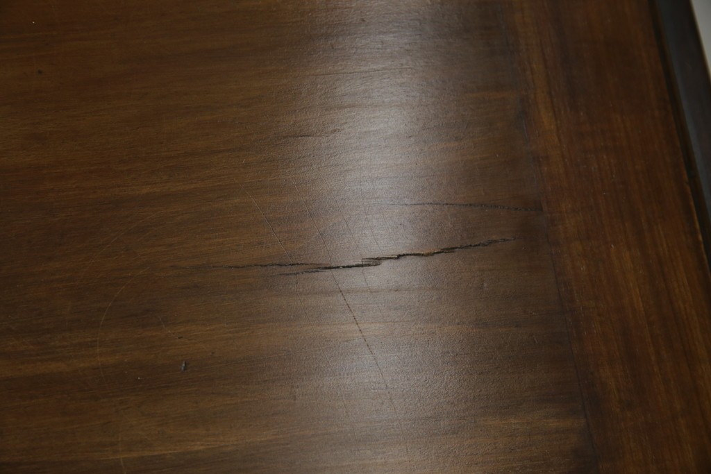 イギリスアンティーク　マホガニー材　凝ったつくりの取っ手がクラシカルな雰囲気を高めるライティングビューロー　(R-063350)