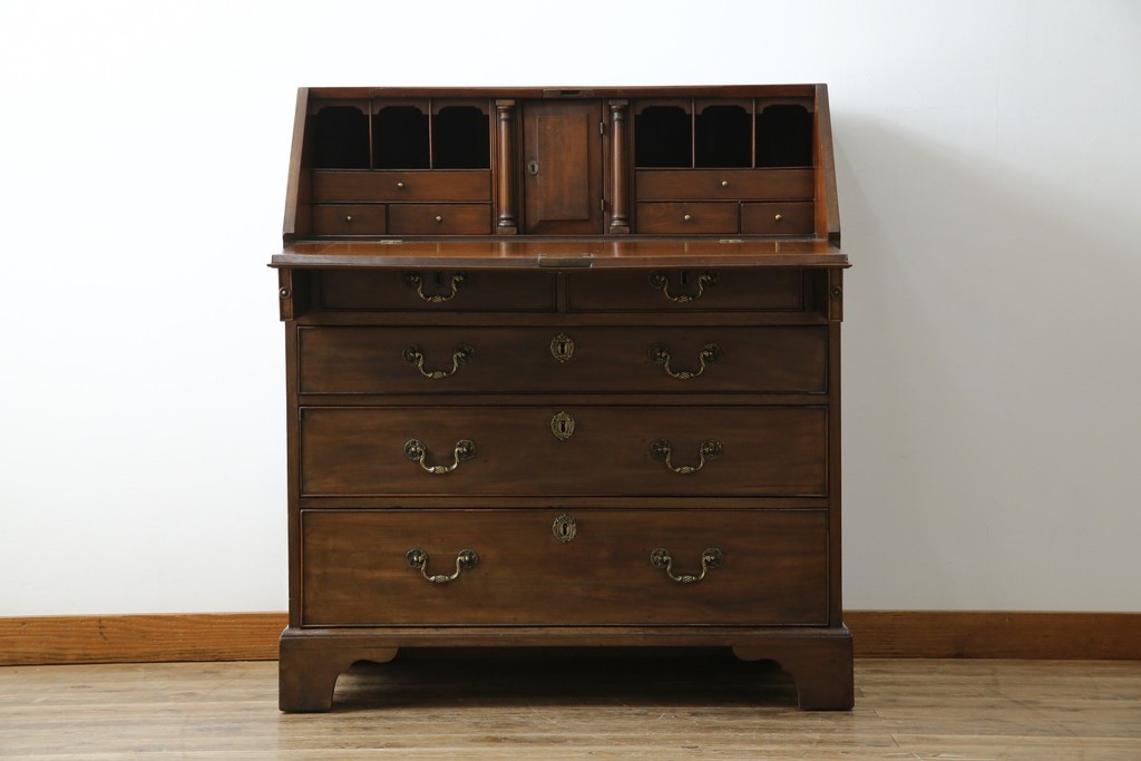 イギリスアンティーク　マホガニー材　凝ったつくりの取っ手がクラシカルな雰囲気を高めるライティングビューロー　(R-063350)