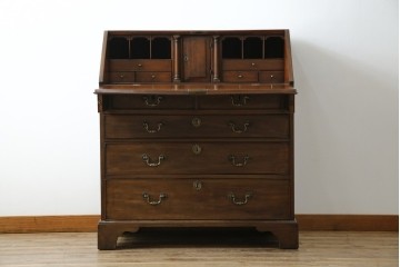 イギリスアンティーク　マホガニー材　凝ったつくりの取っ手がクラシカルな雰囲気を高めるライティングビューロー　(R-063350)