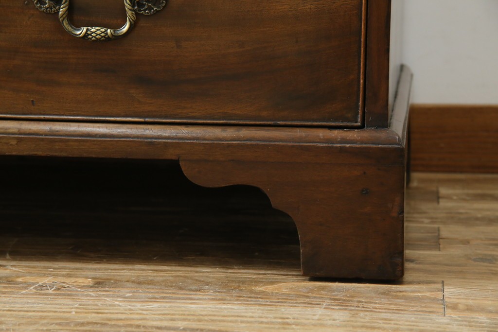 イギリスアンティーク　マホガニー材　凝ったつくりの取っ手がクラシカルな雰囲気を高めるライティングビューロー　(R-063350)