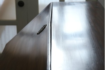 イギリスアンティーク　マホガニー材　凝ったつくりの取っ手がクラシカルな雰囲気を高めるライティングビューロー　(R-063350)