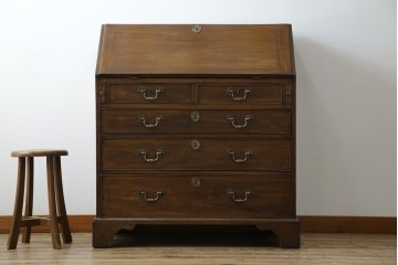 イギリスアンティーク　マホガニー材　凝ったつくりの取っ手がクラシカルな雰囲気を高めるライティングビューロー　(R-063350)