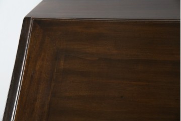 イギリスアンティーク　マホガニー材　凝ったつくりの取っ手がクラシカルな雰囲気を高めるライティングビューロー　(R-063350)