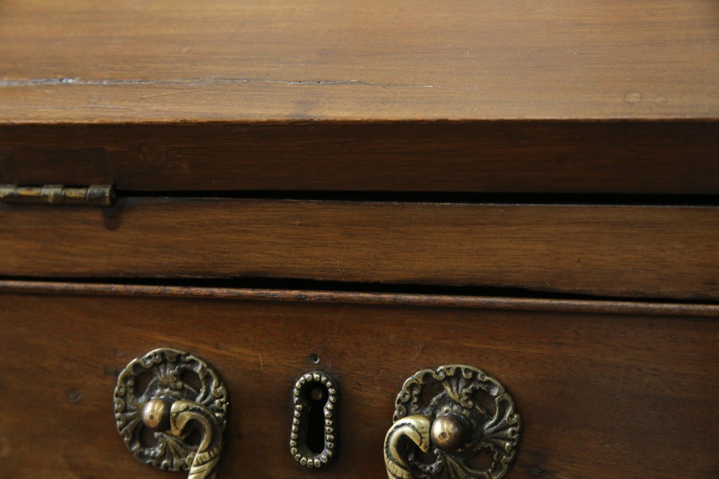 イギリスアンティーク　マホガニー材　凝ったつくりの取っ手がクラシカルな雰囲気を高めるライティングビューロー　(R-063350)