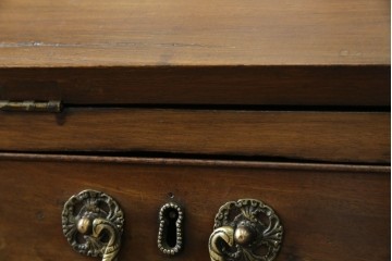 イギリスアンティーク　マホガニー材　凝ったつくりの取っ手がクラシカルな雰囲気を高めるライティングビューロー　(R-063350)