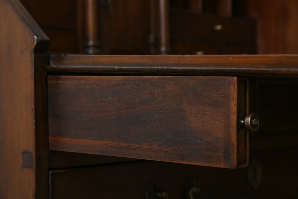 イギリスアンティーク　マホガニー材　凝ったつくりの取っ手がクラシカルな雰囲気を高めるライティングビューロー　(R-063350)