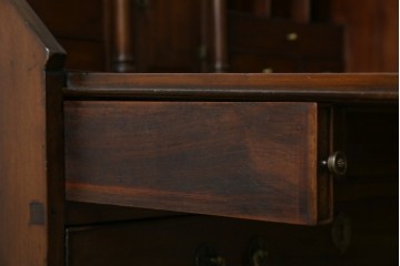 イギリスアンティーク　マホガニー材　凝ったつくりの取っ手がクラシカルな雰囲気を高めるライティングビューロー　(R-063350)