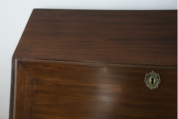 イギリスアンティーク　マホガニー材　凝ったつくりの取っ手がクラシカルな雰囲気を高めるライティングビューロー　(R-063350)