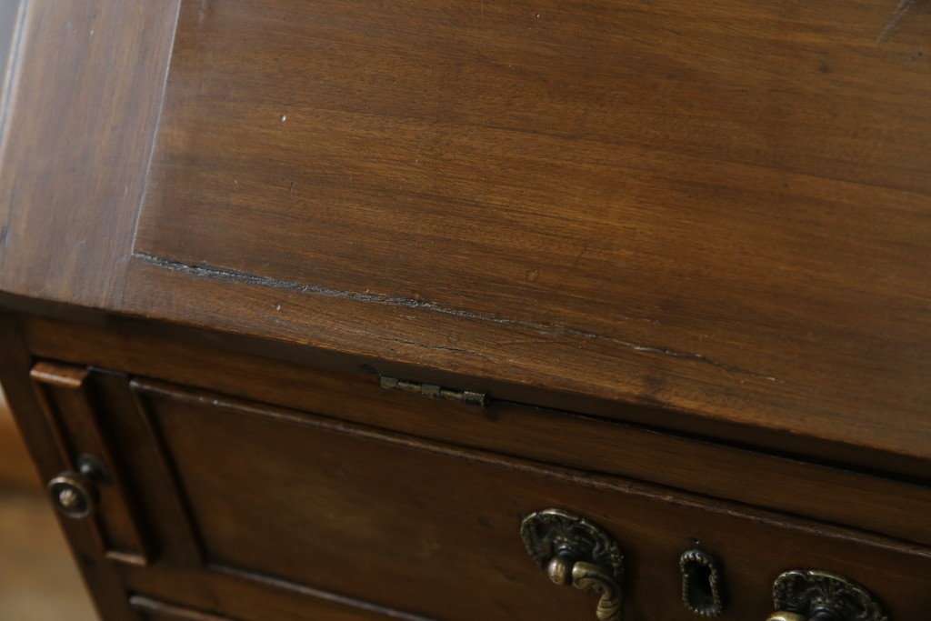 イギリスアンティーク　マホガニー材　凝ったつくりの取っ手がクラシカルな雰囲気を高めるライティングビューロー　(R-063350)