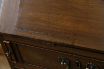 イギリスアンティーク　マホガニー材　凝ったつくりの取っ手がクラシカルな雰囲気を高めるライティングビューロー　(R-063350)