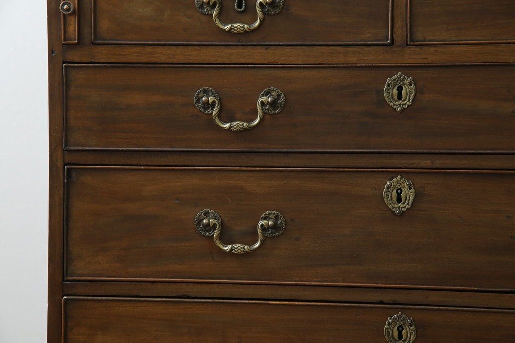 イギリスアンティーク　マホガニー材　凝ったつくりの取っ手がクラシカルな雰囲気を高めるライティングビューロー　(R-063350)