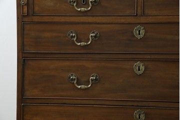 イギリスアンティーク　マホガニー材　凝ったつくりの取っ手がクラシカルな雰囲気を高めるライティングビューロー　(R-063350)