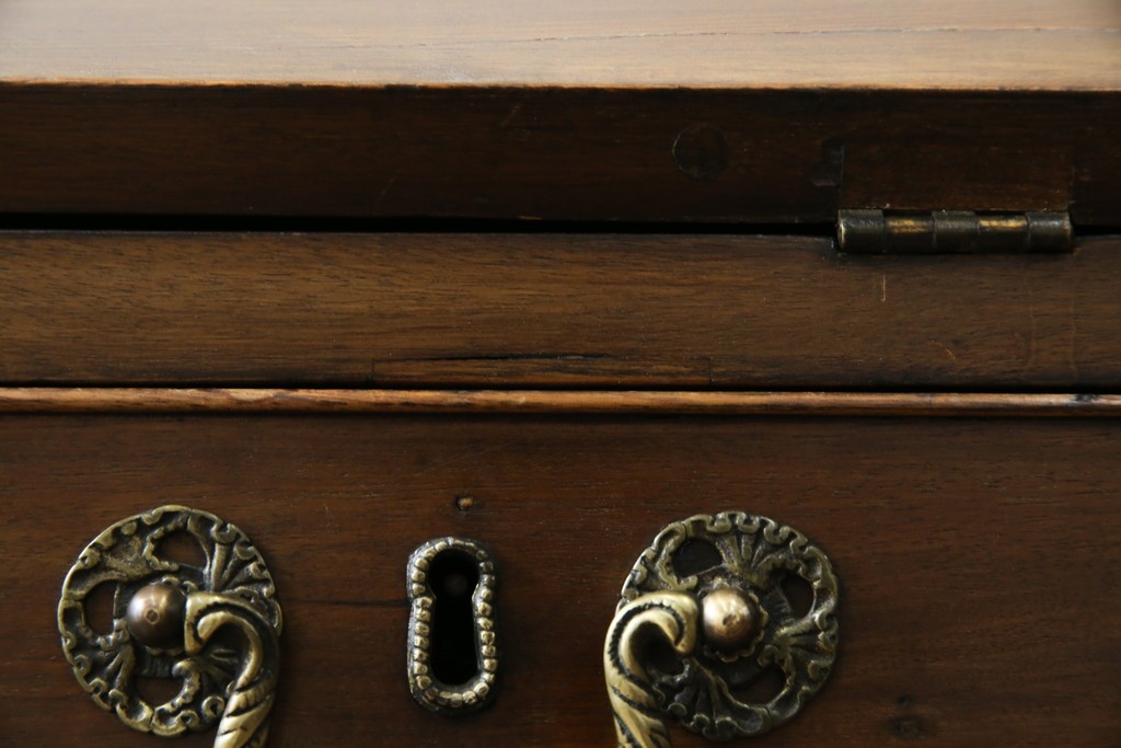 イギリスアンティーク　マホガニー材　凝ったつくりの取っ手がクラシカルな雰囲気を高めるライティングビューロー　(R-063350)