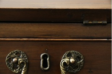 イギリスアンティーク　マホガニー材　凝ったつくりの取っ手がクラシカルな雰囲気を高めるライティングビューロー　(R-063350)