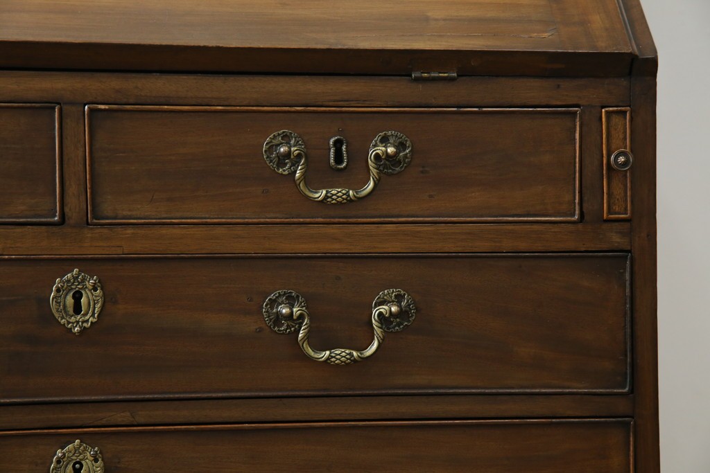 イギリスアンティーク　マホガニー材　凝ったつくりの取っ手がクラシカルな雰囲気を高めるライティングビューロー　(R-063350)
