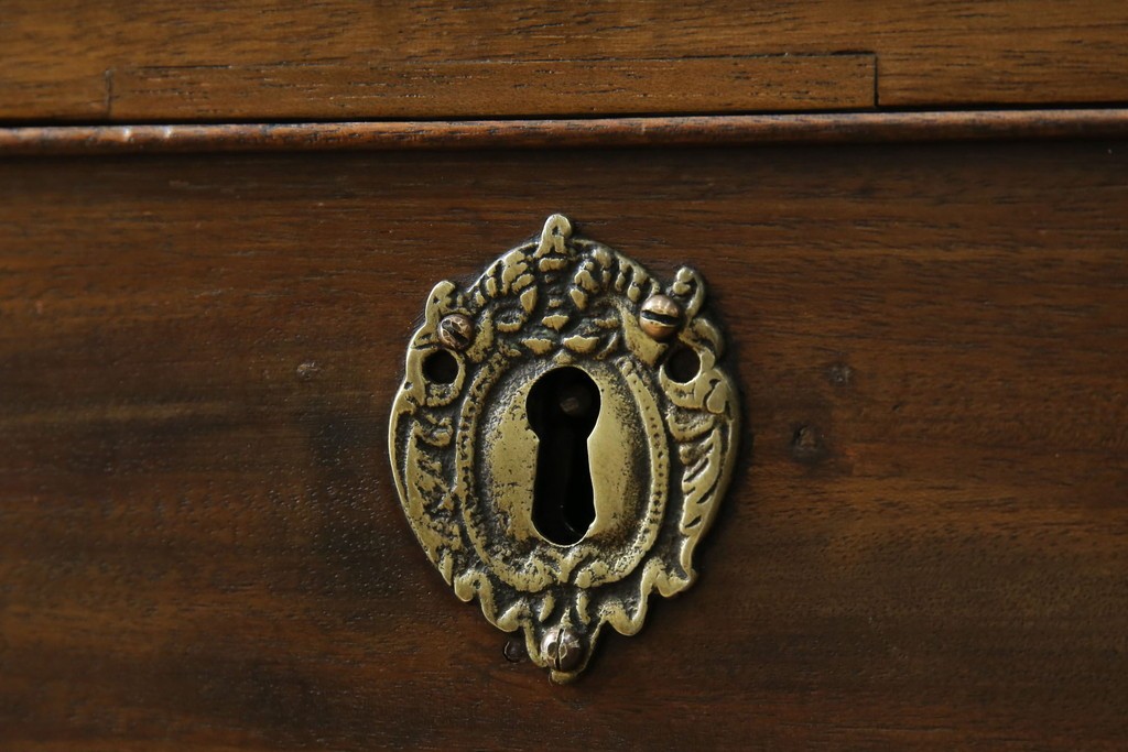 イギリスアンティーク　マホガニー材　凝ったつくりの取っ手がクラシカルな雰囲気を高めるライティングビューロー　(R-063350)