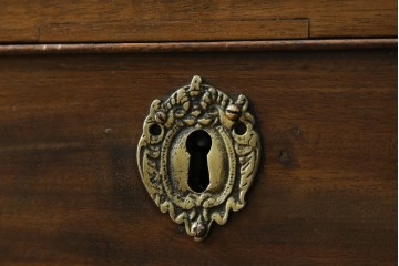 イギリスアンティーク　マホガニー材　凝ったつくりの取っ手がクラシカルな雰囲気を高めるライティングビューロー　(R-063350)