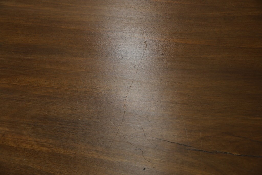 イギリスアンティーク　マホガニー材　凝ったつくりの取っ手がクラシカルな雰囲気を高めるライティングビューロー　(R-063350)