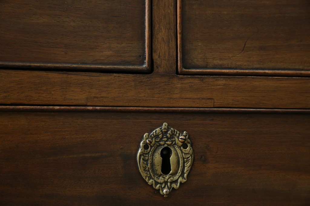 イギリスアンティーク　マホガニー材　凝ったつくりの取っ手がクラシカルな雰囲気を高めるライティングビューロー　(R-063350)